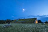 At night, the distinction between site and structure further diminishes as the home’s green roof blends into the land. 