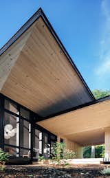 The large overhangs add drama to the cottage’s simple form with far-reaching timber-clad planes.&nbsp;