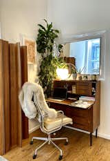 Though the office nook in designer Nina Blair’s Tribeca loft has limited views, she brings in plants and natural wood textures to place an emphasis on the organic.