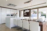 Kitchen with dining table integrated