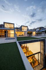 Outdoor, Front Yard, Gardens, Rooftop, Metal Fences, Wall, and Grass  Photo 11 of 16 in FF Houses by TEC Taller EC