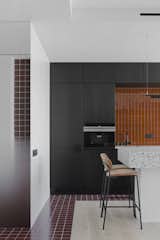 Initially, the height of the ceilings in the apartment was 2.7 m and taking into account the sewing for the air conditioner, it became 2.55. And in order not to add additional horizontals to the room and thereby not reduce the height, we used the highest doors from floor to ceiling. 