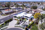 The climate of the Harbor provides an ideal environment to open the space up to the yards year-round, thereby expanding the footprint of the house and allowing for an uninterrupted flow between rooms and indoor and outdoor areas.