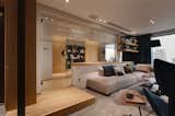 The expansive glass window extending to the floor brings sunlight into the home, and the light passing through the glass and line of sight passing through the window give the living room as a whole a sense of spaciousness and ease.
