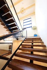 Steel mono-stringer stair case