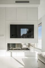 Living room with a double-side chimney