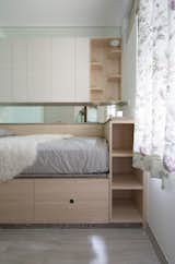 Situated above the bed is a catwalk and cubby with steps.&nbsp;
