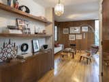 Built-in shelves and storage around the home allow for displays of books and objets d‘art.