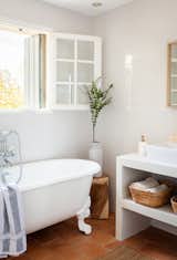 The bathroom's clawfoot tub delivers on rustic yet indulgent&nbsp;amenities.