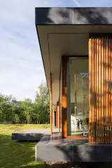Villa H | Wooden Brise-soleils between cantilevered roof and floor 