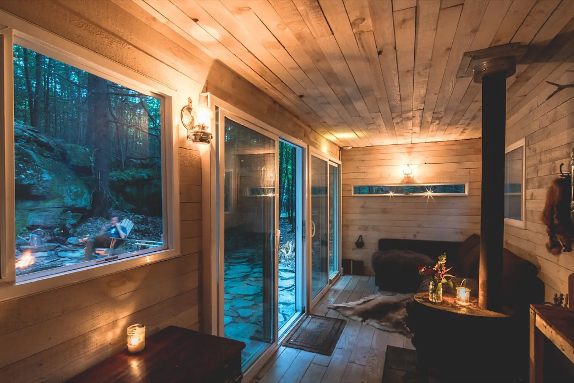 The glazed doors and windows were placed on opposite sides of the cabin to maximize light and transparency, as well as to optimize views of the outdoors.