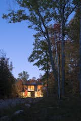 The house was strategically placed between the lake and an adjacent granite rock-face to capture key landscape views. 