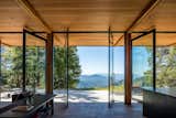 A spectacular southeast-facing view greets guests in the great room. Full-height Fleetwood glazed doors pivot open to connect the living spaces with nature outside. 