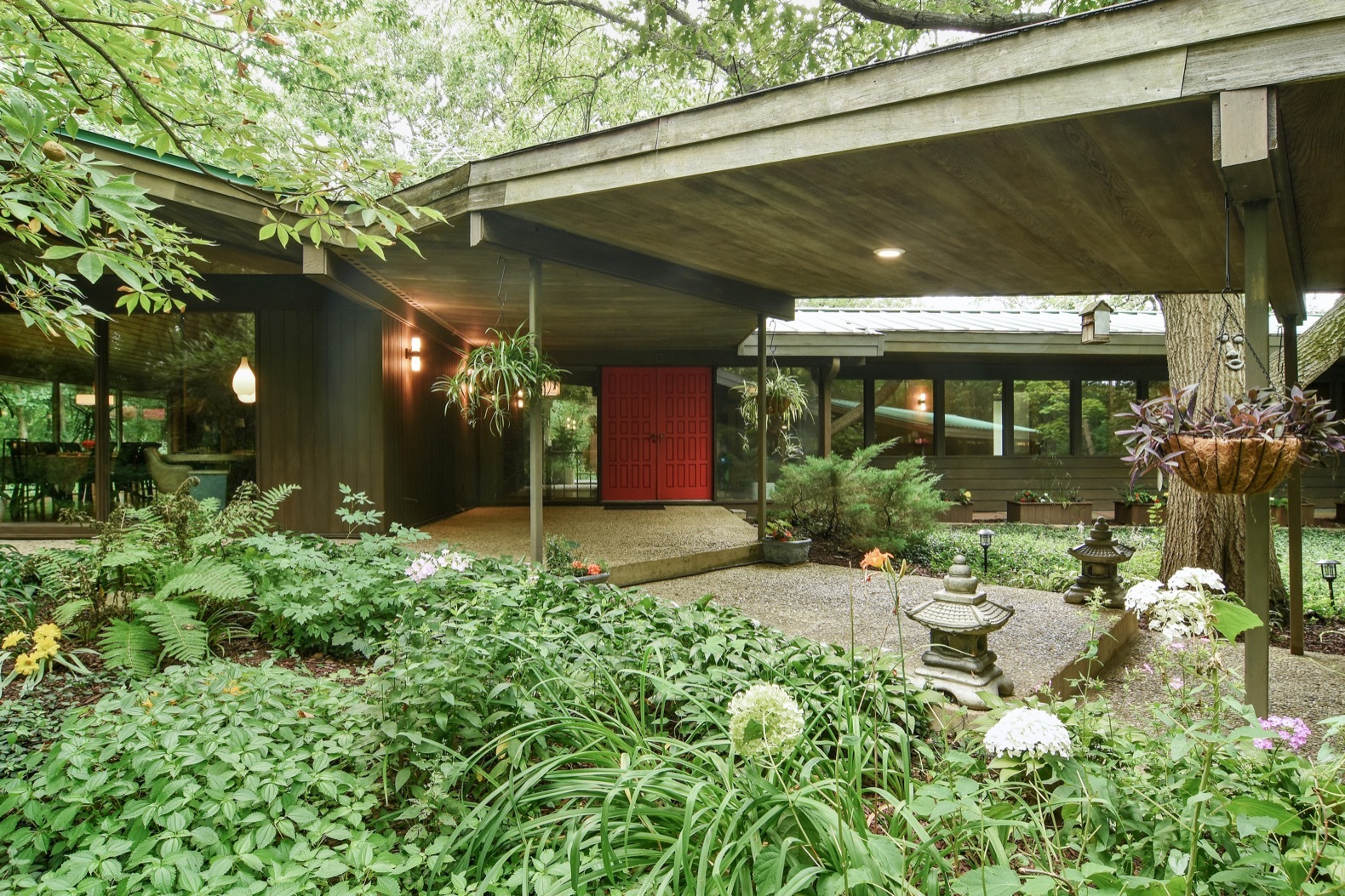 A Frank Lloyd Wright-Inspired Home Near Chicago Hits the Market 