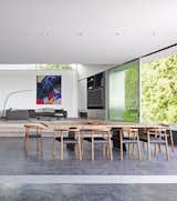 The Tadeo dining table by Walter Knoll is combined with Tokyo chairs by Bensen. 