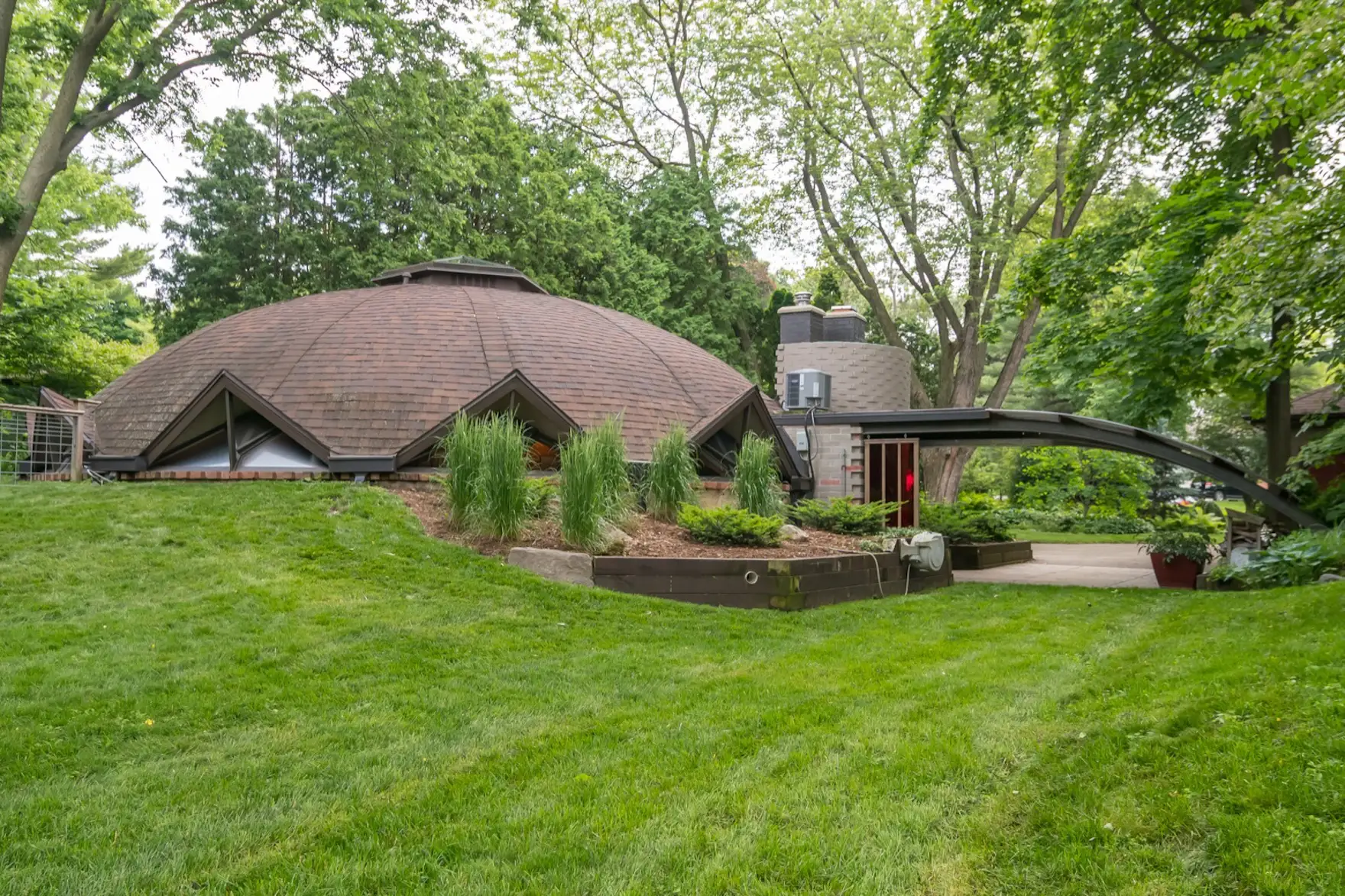 Photo 11 of 18 in A Sunflower-Inspired Dome Home by a Frank Lloyd ...