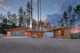 A custom 1,527-square-foot FabCab with an attached garage built in Cle Elum, Washington.