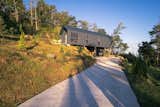 The design of the house and the search for a suitable builder took Zeberio a year and a half. Construction was completed in five months.