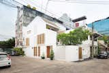 Located close to major transit hubs in Bangkok’s bustling Ekamai neighborhood, the 2 in 1 House can serve as a primary home and a rental at the same time.