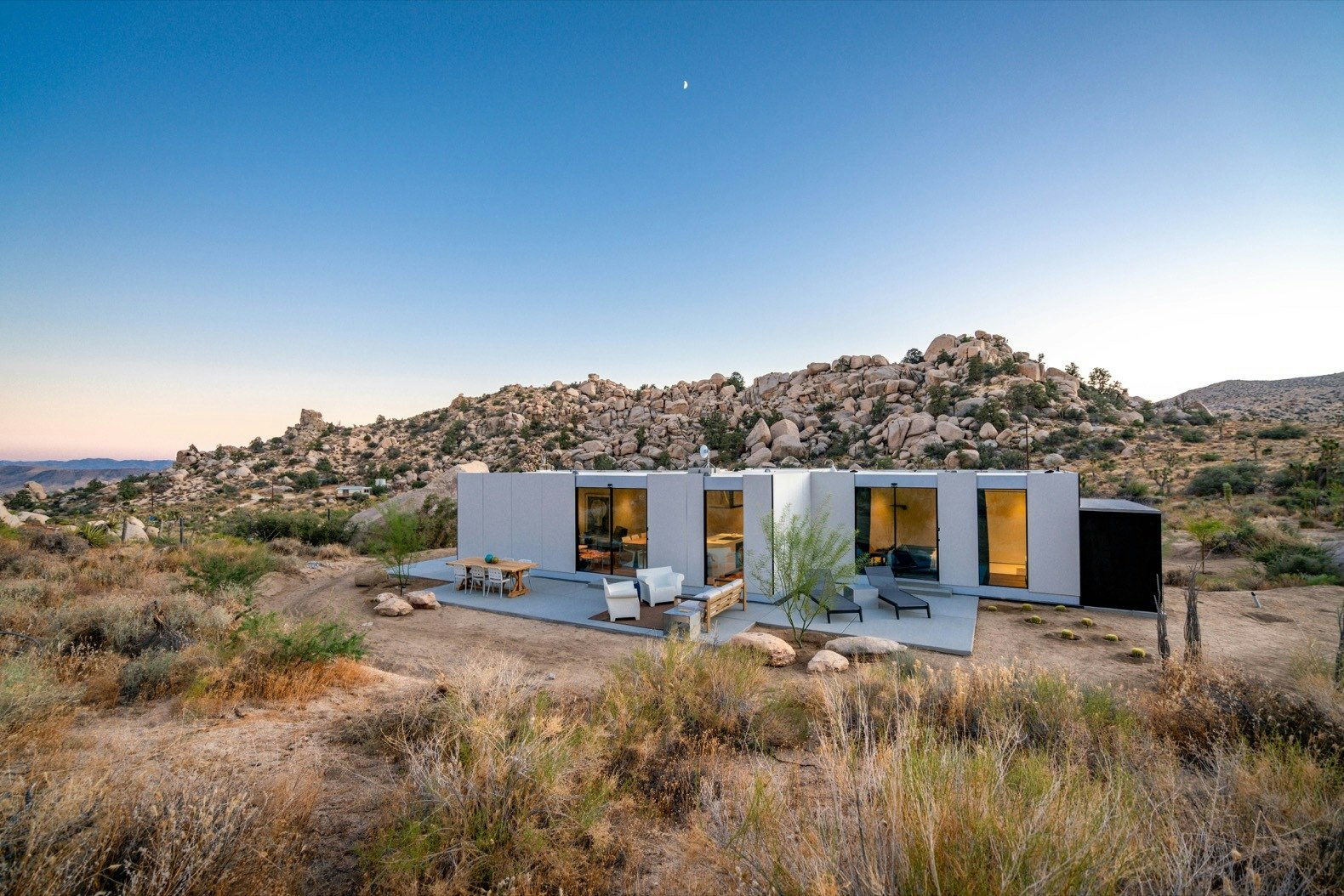 Photo 25 of 27 in This Minimalist, Solar-Powered Home Is a True Desert  Oasis - Dwell