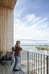 Positioned to take in beautiful views of Lake Mälaren, the high rise sits at the entrance of the recently redeveloped Kajstaden residential neighborhood in the old postindustrial harbor in the Öster Mälarstrand area of Västerås.