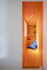 For a playful touch, the children’s rooms feature surfaces made of white and orange resin. 