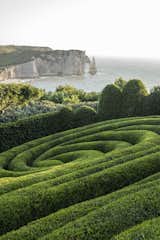 Jardin Impressions, the heart of Les Jardins d’Étretat, features panoramic views of the ocean and cliffs, including Porte d’Aval, a natural stone arch that has drawn the attention of many artists, including Claude Monet. 