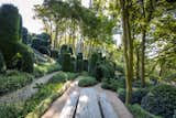 Jardin d’Aval serves as a resting point for visitors. Inspired by Alice in Wonderland, this part of the garden features large yew arches and mounds symbolizing the Normandy cliffs. 