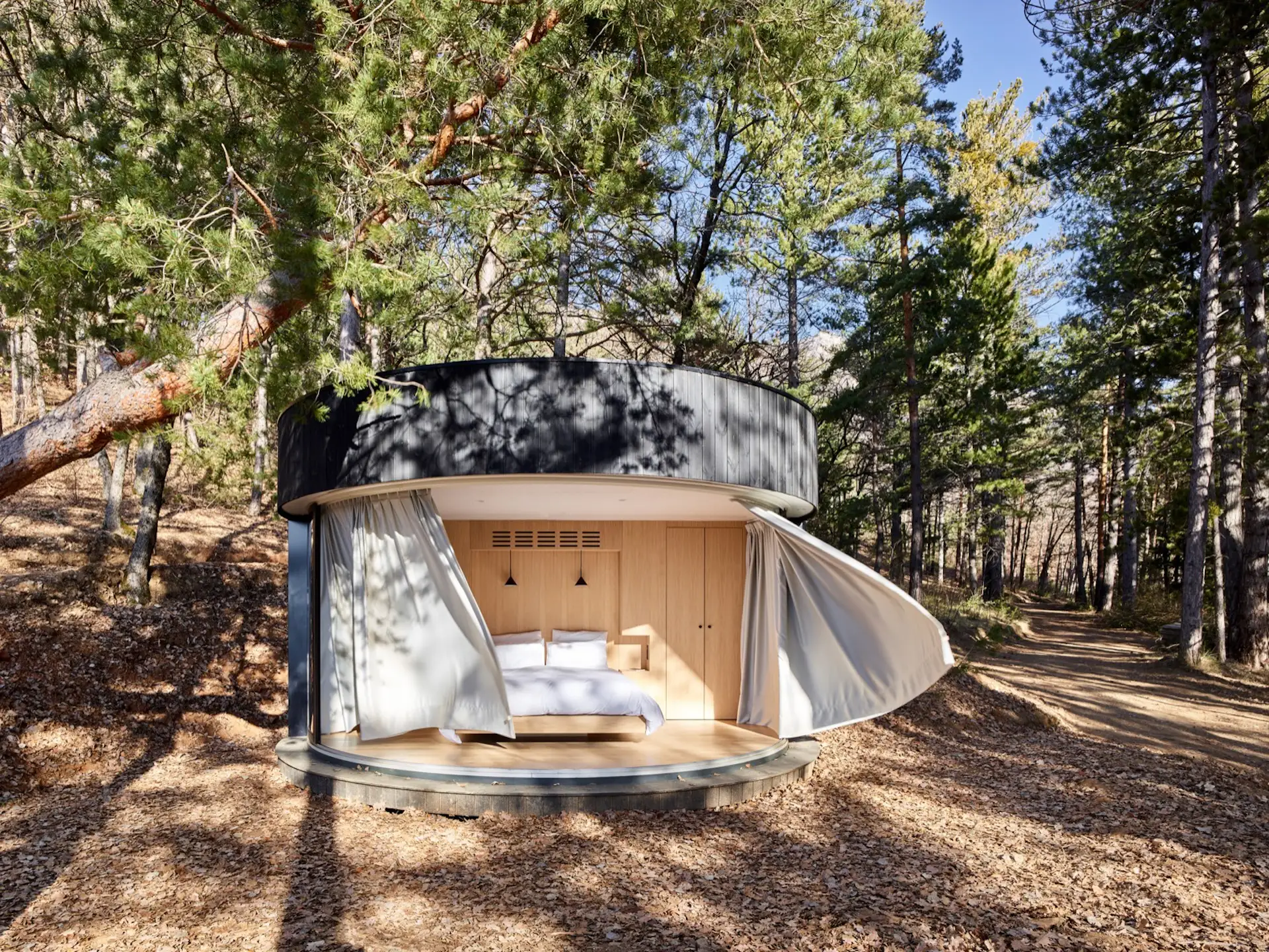 The LumiPod is equipped with Rockwool insulation, exterior rain sheeting, and a moisture protection film. A Toshiba reversible air conditioning system is installed by default for heating and cooling.