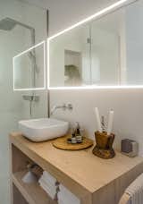 Guest bathroom with oak vanity