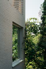 House for W / exterior / brick facade /  fixed windows / garden