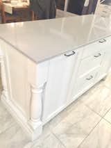 Custome cabinets: By: CasParCas inc.
Rénovation: By: CasParCas inc.
Design: By: Jessica Rhainds Design 418-264-5778