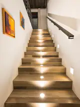 vista escalera interior de acceso