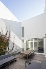 Central courtyard. The white colour, omnipresent, acts as a reflective surface and complexifies light effects.