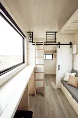 Clean horizontal lines, a light interior and large expanses of glazing make the space feel both tranquil and dynamic.