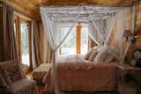 Heartstoppingly romantic and beautiful master suite w canopy bed