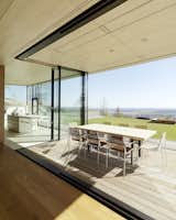 As the design of this unique structure was oriented toward the exterior panoramic view, special attention was paid to the living spaces, such as the lounge seating with fireplace, and the diagonally adjacent kitchen.

