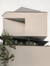 Approaching the house is an encounter of a folded corner in the concrete band.