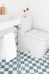 Powder bath with fun concrete tile