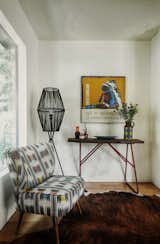 Reading nook at frameless front window