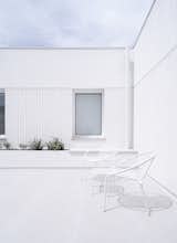 A Minimalist Home in Spain Is Designed to Capture the Warmth of the Sun - Photo 13 of 14 - 