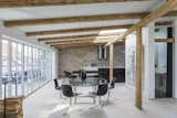 The dining area constitutes the connecting area between the kitchen and the living room, together making up the first floor of the house. From here, the folding glass doors lead to the terrace. The dining table is the family’s own design, built in collaboration with Erbs Design. 