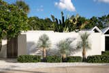Located at 1332 Westway Drive in Sarasota, the Zigzag House features a wall-wrapped courtyard that provides private outdoor space for residents and blocks noise from the facing street.&nbsp;