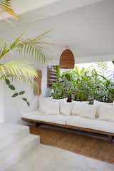 This internal garden is a breather in the access to the en suites bedrooms on the ground floor, a place to enjoy a post-beach rest or to have nice chitchats. Sofa made by Abraão Marcenaria, rug from Dai Artesanato and pendant light from Divino’s Trancoso