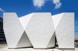 The walls bent into triangles that make up each face are structurally deemed to be triangular pyramid frames with a truss structure that are joined at the top and bottom, and they serve as an earthquake resistant element that works both horizontally and vertically.