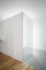 Ceramic tiles : Daltile / Lighting on track : Juno / Cabinetry : custom design by La Firme