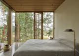 The bedrooms open up to the landscape for a tree house–like feel.