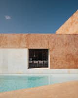 An Indoor/Outdoor Portuguese Getaway Blends Into the Arid Landscape - Photo 3 of 13 - 