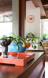 Cheerful acessories brighten up the kitchen.