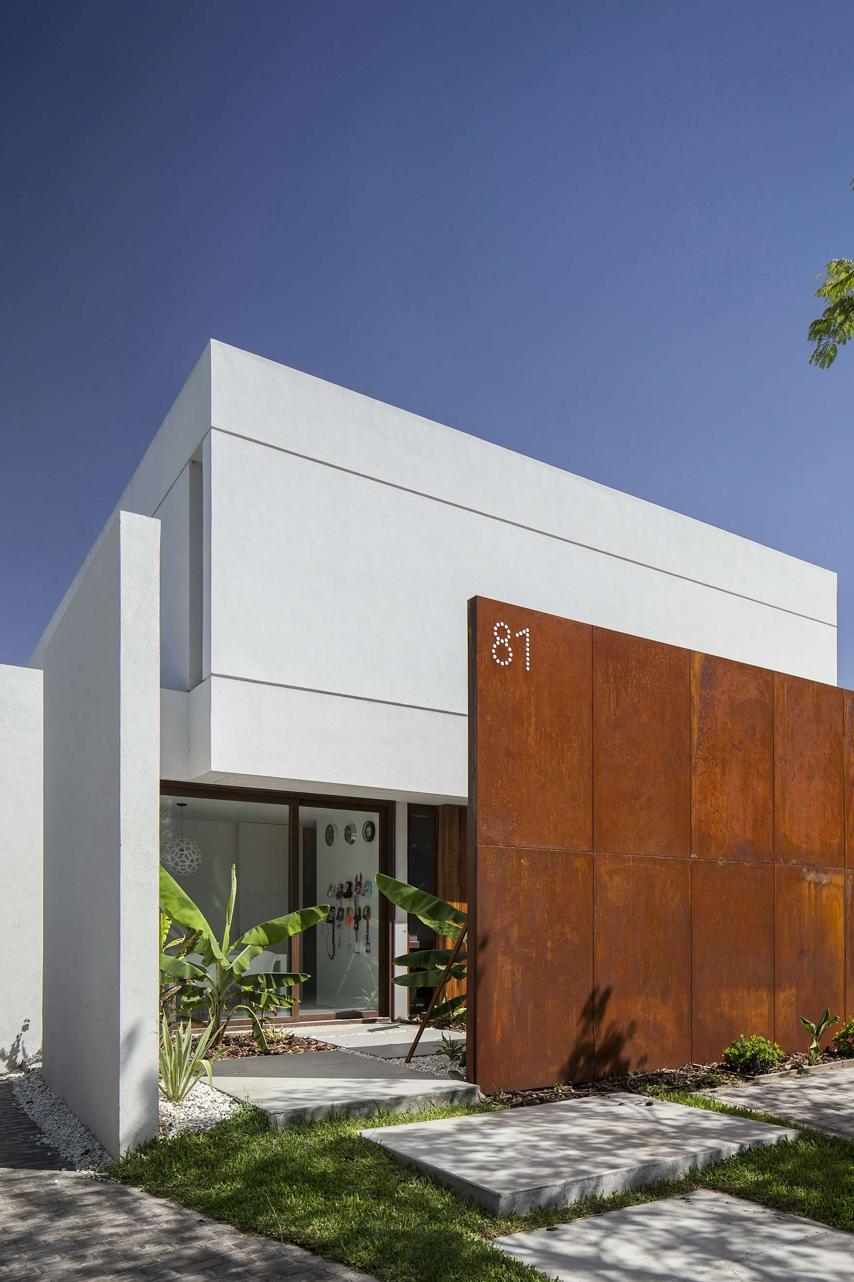 Photo 9 of 33 in Graffiti House by Estudio PKa Dwell